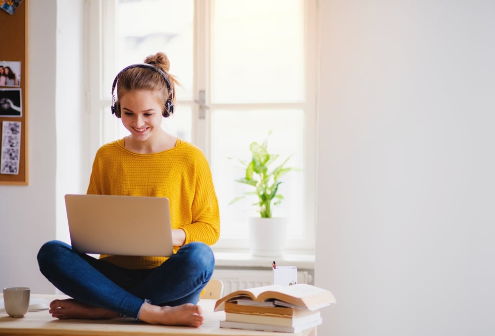 CHICA SUETER AMARILLO ESTUDIANDO ON LINE SEDENTARISMO CAUSAS HEMORROIDES PANDEMIA