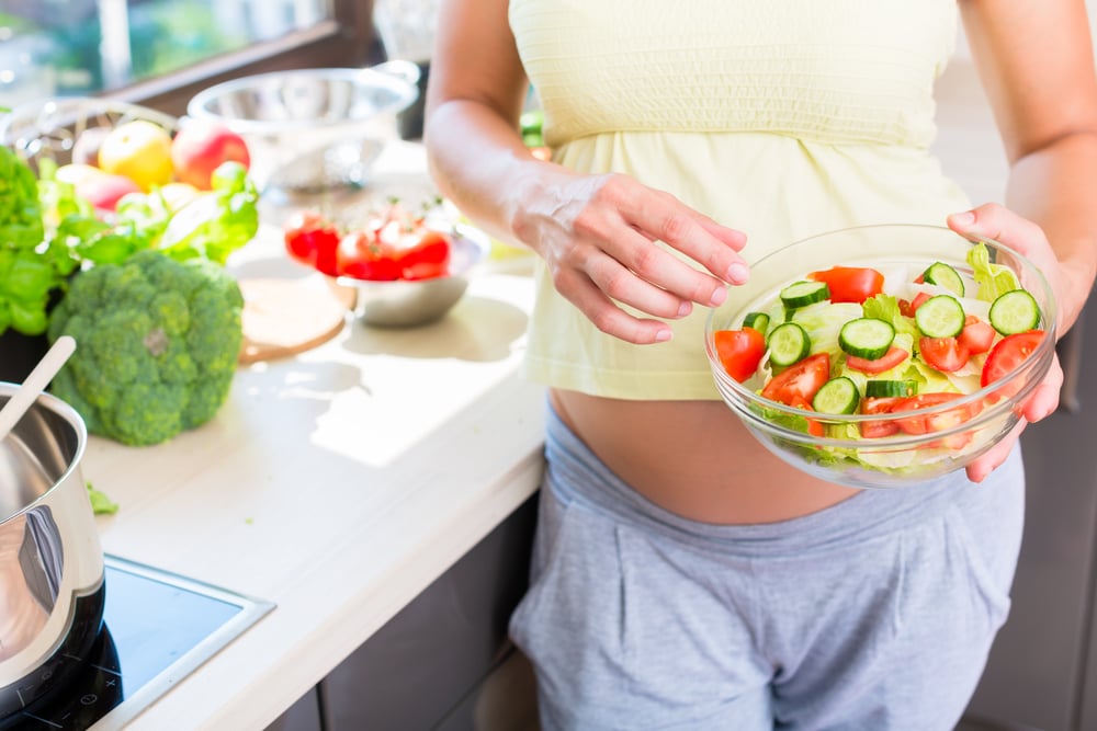 MUJER EMBARAZADA COMIDA SALUDABLE EMBARAZO Y HEMORROIDES CAUSAS DE HEMORROIDES EN EL EMBARAZO